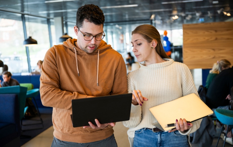 Två studenter i Studenthuset.